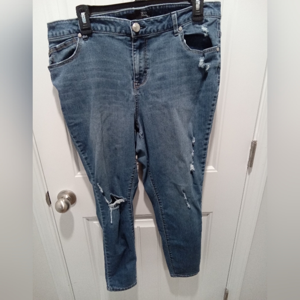 1822 Denim Plus Size 18W Distressed Skinny Leg Denim Blue Jeans 26" Inseam.